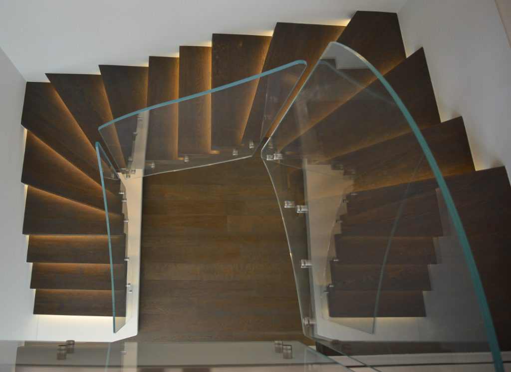 Cantilever stairs with glass railing