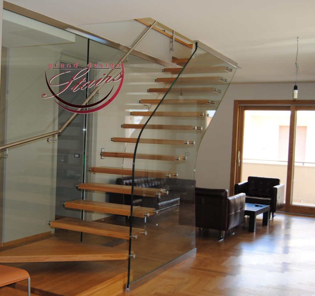 Structural glass cantilever stair