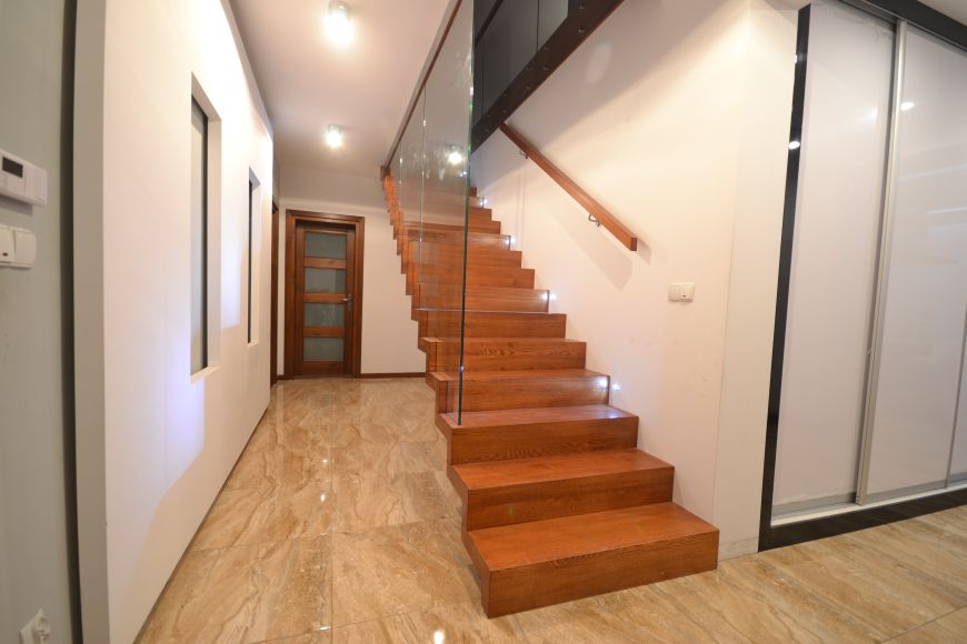 Zig Zag Oak Stairs Glass railing
Dubai Zig-zag Wooden Stairs