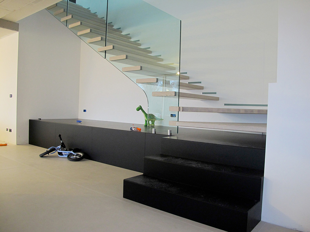 Escalera volada con barandilla de cristal o vidrio